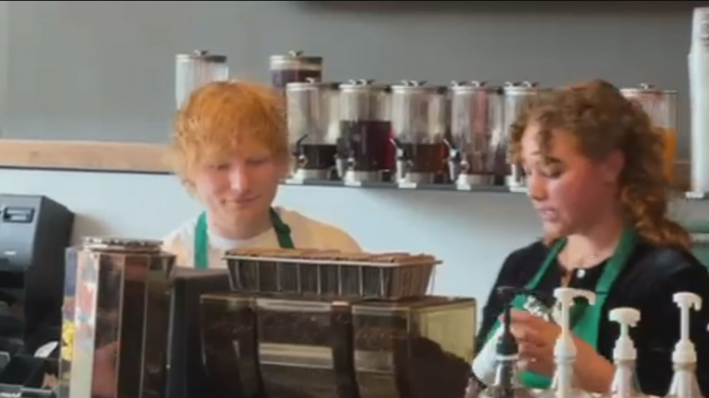 Ed Sheeran se convierte en barista de Starbucks