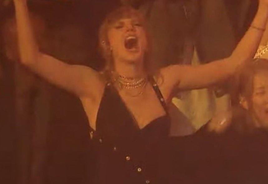 Taylor Swift no soltaba ni su vaso para bailar en los VMA
