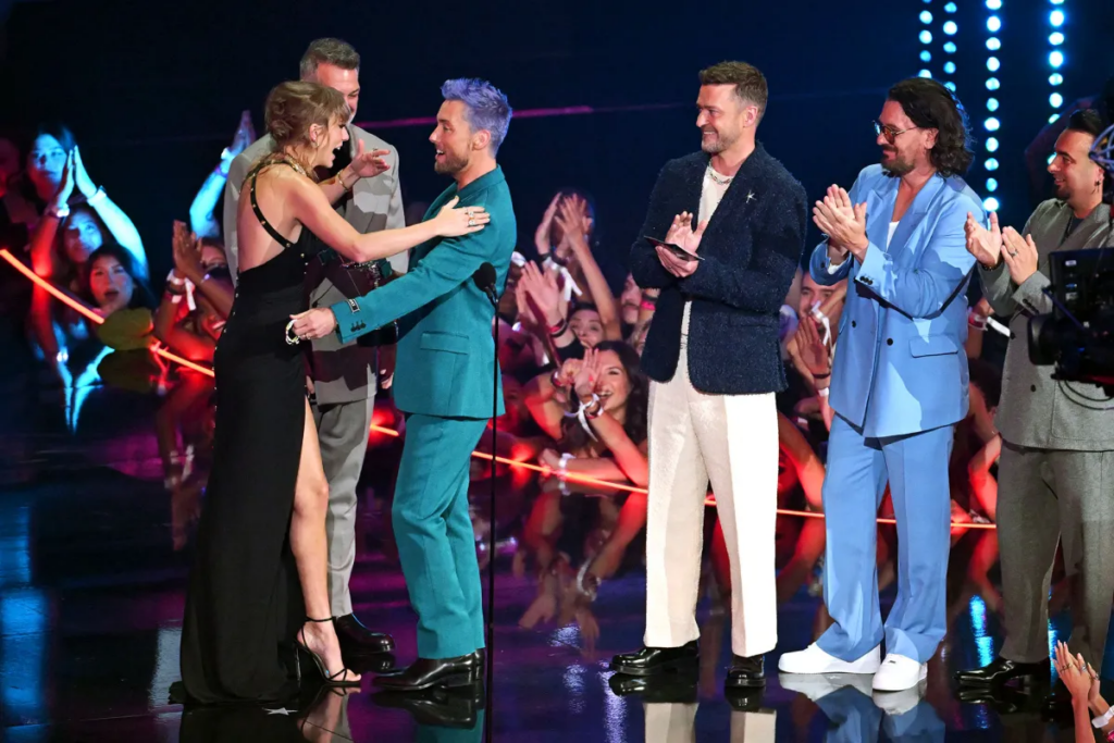 NSYNC se re&uacute;nen nuevamente para darle su premio a Taylor