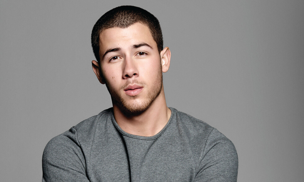 Nick Jonas rega&ntilde;&oacute; a sus fans por aventar cosas al escenario