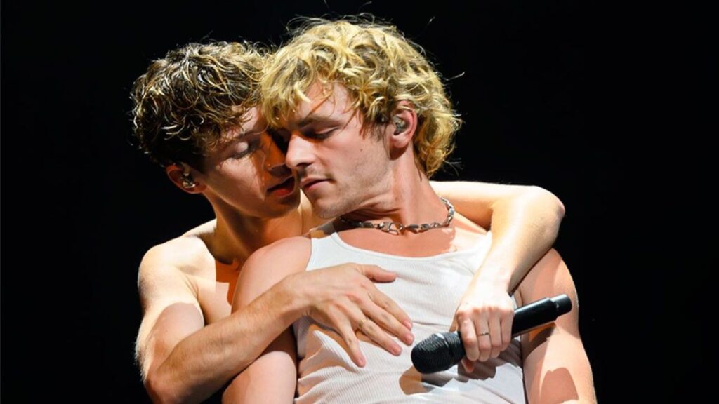 Troye Sivan y Ross Lynch provocan a los fan&aacute;ticos en el escenario