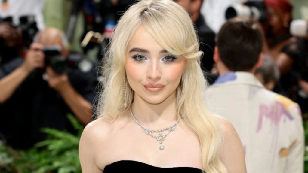 Sabrina Carpenter impone estilo con las puffer jackets