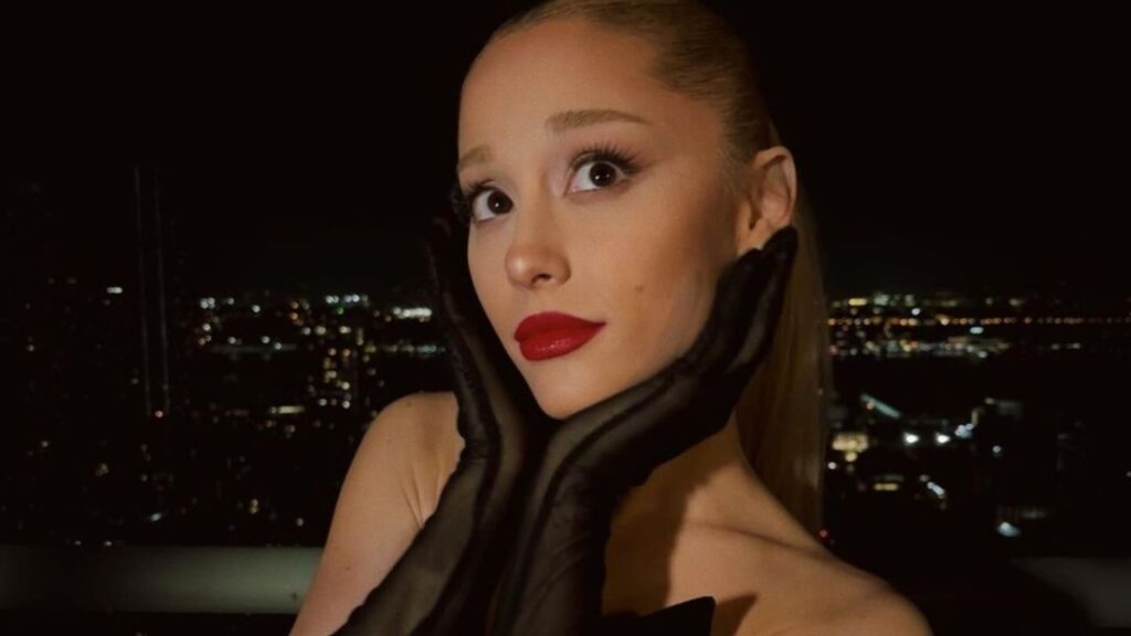 Ariana Grande deslumbra con versi&oacute;n en vivo de&nbsp;Santa Tell Me