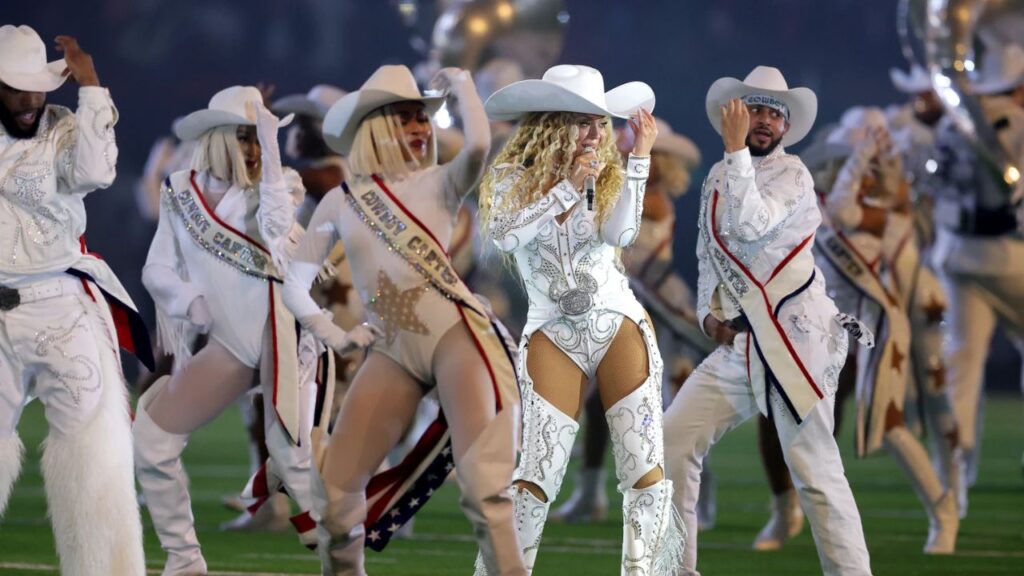 Beyonc&eacute; deslumbra en el Christmas Game Day de la NFL