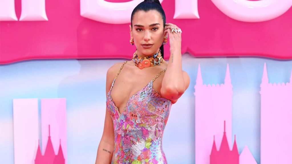 Dua Lipa sorprende mostrando su anillo de compromiso