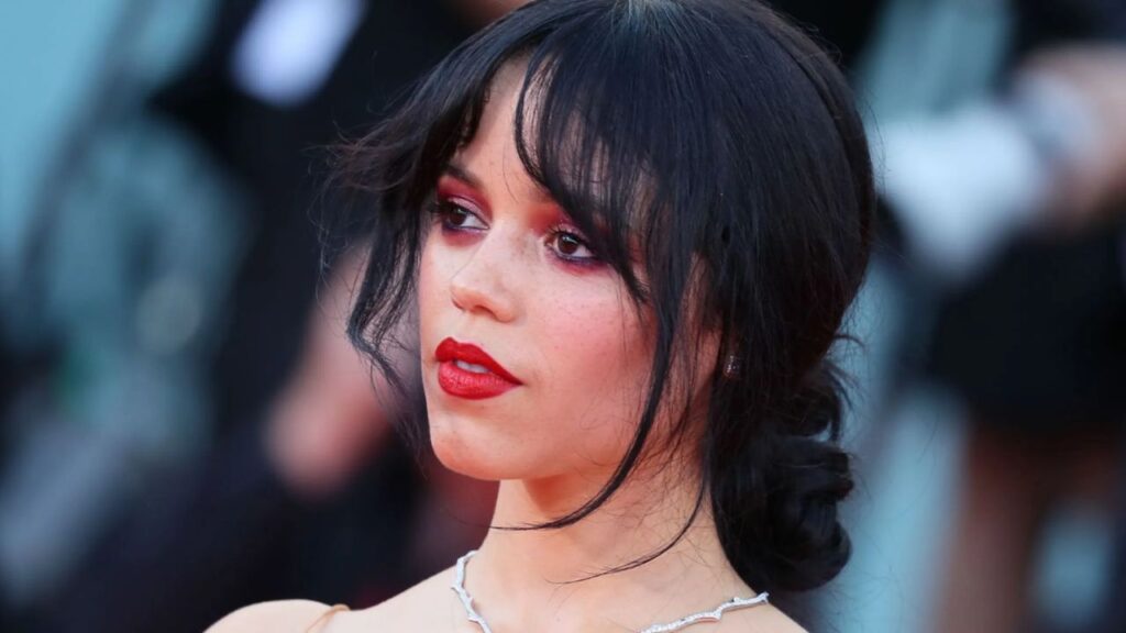 Jenna Ortega deslumbra con su estilo g&oacute;tico