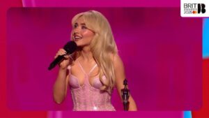 Sabrina Carpenter con el vestido m&aacute;s rom&aacute;ntico