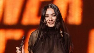Charli XCX hace historia en los Brit Awards 2025