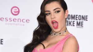 Charli XCX se prepara para arrasar en Glastonbury 2025