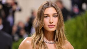 Hailey Bieber rompe el silencio tras la pol&eacute;mica con Selena Gomez