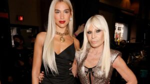 Dua Lipa y Donatella Versace: Moda y glamour