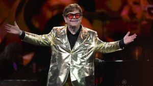 Elton John enfrenta problemas de salud y deja de firmar aut&oacute;grafos