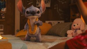 &iexcl;Stitch invade el universo Disney y causa caos en los cl&aacute;sicos!