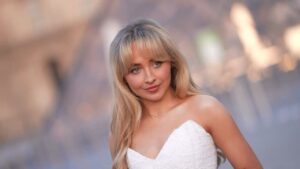 Sabrina Carpenter cumple con exigencias de Dolly Parton