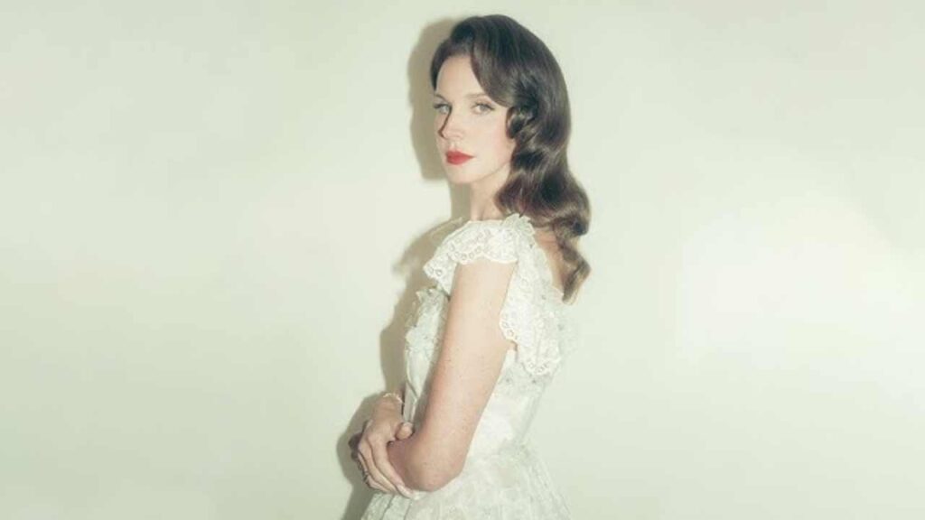 Lana Del Rey sorprende a sus fans con nuevo sencillo country "Henry, Come On"