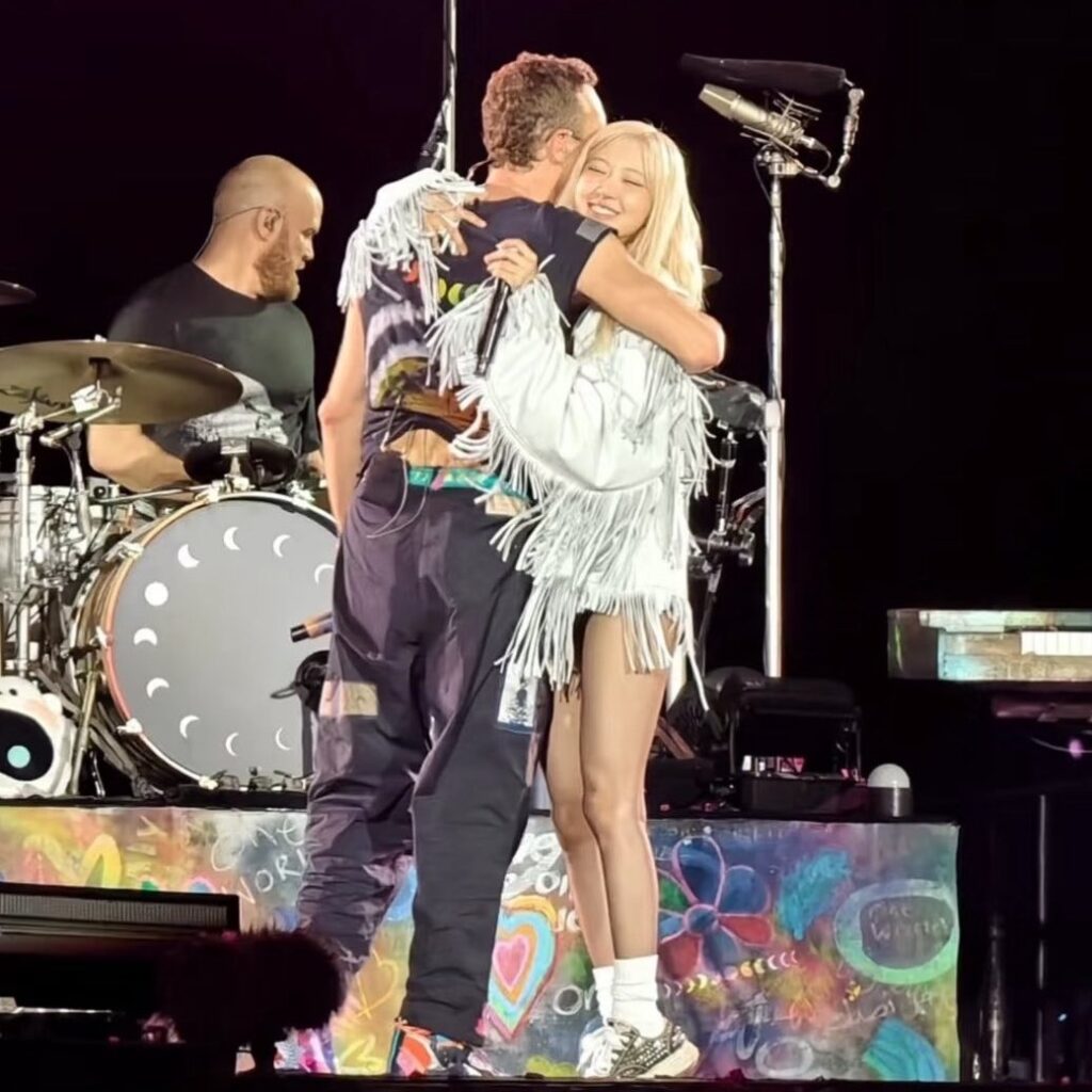 Coldplay y Ros&eacute; hacen historia en Se&uacute;l con explosivo dueto sorpresa de "APT"