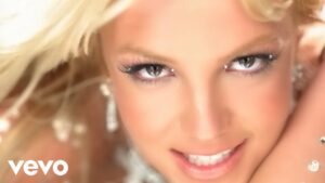 ✈️ Britney Spears enciende un cigarro en pleno vuelo&hellip; y ya respondi&oacute; (con todo y vodka)