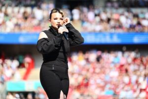 💔 Lola Young rompe en llanto en el Capital Summertime Ball por fallas técnicas