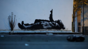 🖤 Banksy reaparece en Londres con un mural que apunta al cielo&hellip; y a la crisis de infancia sin hogar
