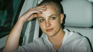 🧠 Britney Spears y la noche que lo cambió todo: cuando raparse la cabeza se volvió un grito
