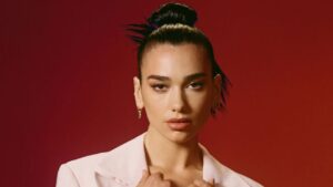 Dua Lipa no se queda quieta.