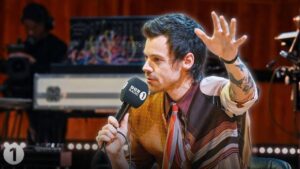 🎤 Harry Styles revive un clásico de los 80 en la BBC: así sonó su cover de “Everybody Wants to Rule the World”