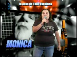 M&oacute;nica canta como U2 en el Alfaset