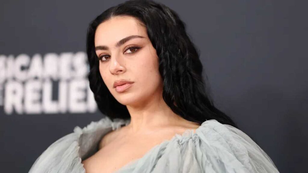 Charli XCX: entre la filtraci&oacute;n y el mito digital
