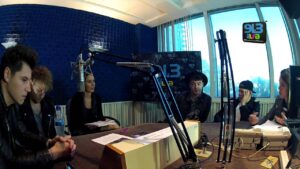 Rixton en entrevista en la cabina de Alfa 91.3