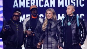 Fergie vuelve a subir al escenario con Black Eyed Peas y conquista los AMAs 2026