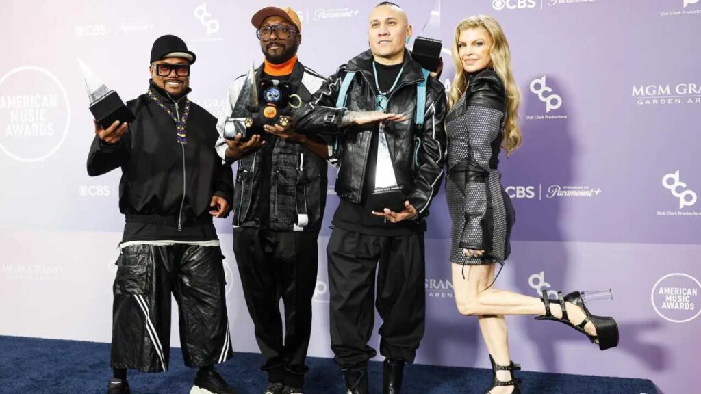 Fergie vuelve a subir al escenario con Black Eyed Peas y conquista los AMAs 2026