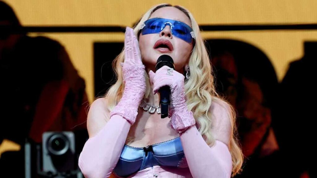 Madonna lleg&oacute; a Times Square con todo y Confessions II en un show que nadie esperaba
