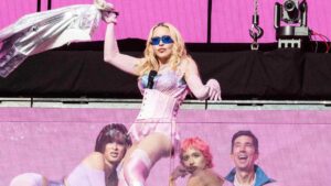 Madonna llegó a Times Square con todo y Confessions II en un show que nadie esperaba