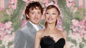Ariana Grande confirma su ruptura con Ethan Slater en medio de su gira mundial