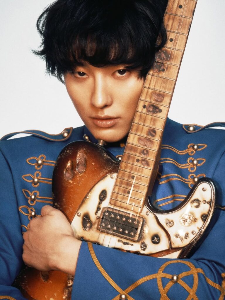 Antes de conquistar escenarios, coreograf&iacute;as y fandoms internacionales, varios idols de K-pop tuvieron un sue&ntilde;o muy distinto: convertirse en jugadores de futbol. 