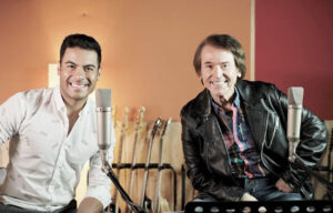 Raphael reaparece en concierto de Carlos Rivera
