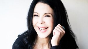 María Conchita Alonso y la Sonora Santanera reinventan ”Acaríciame”