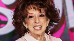 María Elena Saldaña preocupa tras fuerte caída en evento público