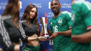 Belinda entrega trofeo a Qui&ntilde;ones y coincide con Nodal y &Aacute;ngela