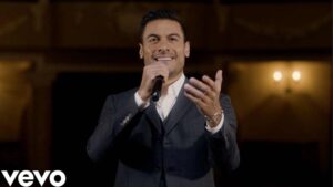 Carlos Rivera canta &ldquo;El Rey&rdquo; para apoyar a M&eacute;xico