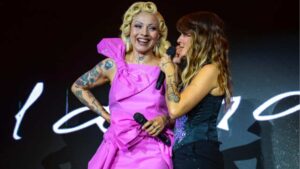 Mon Laferte aparece por sorpresa en concierto de Kany García