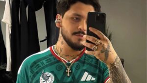Nodal se baj&oacute; de su camioneta para cantar con sus fans