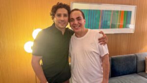 Cristian Castro sorprende al dedicarle una canción a Memo Ochoa