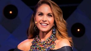 Lucero explica por qué terminó cantando sentada en concierto de Cancún