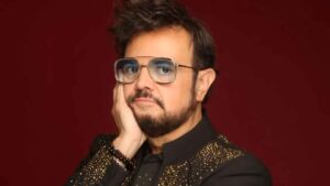 Aleks Syntek se convierte en tendencia por subastar su peluquín
