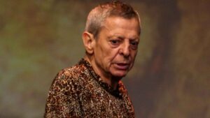 César Bono reaparece en el teatro tras rumores sobre su salud y recibe una emotiva sorpresa por su cumpleaños