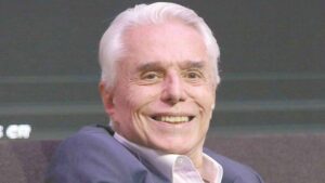 Enrique Guzmán reaparece con un rostro rejuvenecido y desata opiniones encontradas en redes