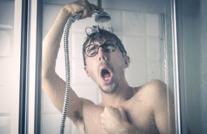 ¿Calor? Te compartimos 3 beneficios de bañarte con agua fría
