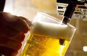 Cerveza: 3 falsos mitos acerca de la bebida espumosa