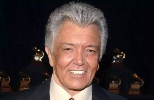 Alberto V&aacute;zquez: 10 datos para conocer al cantante del lunar seductor